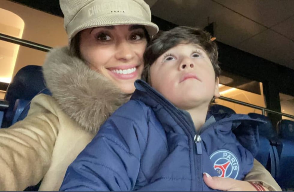 Antonela Roccuzzo dio la vuelta al Arco de Triunfo en un nuevo video de París