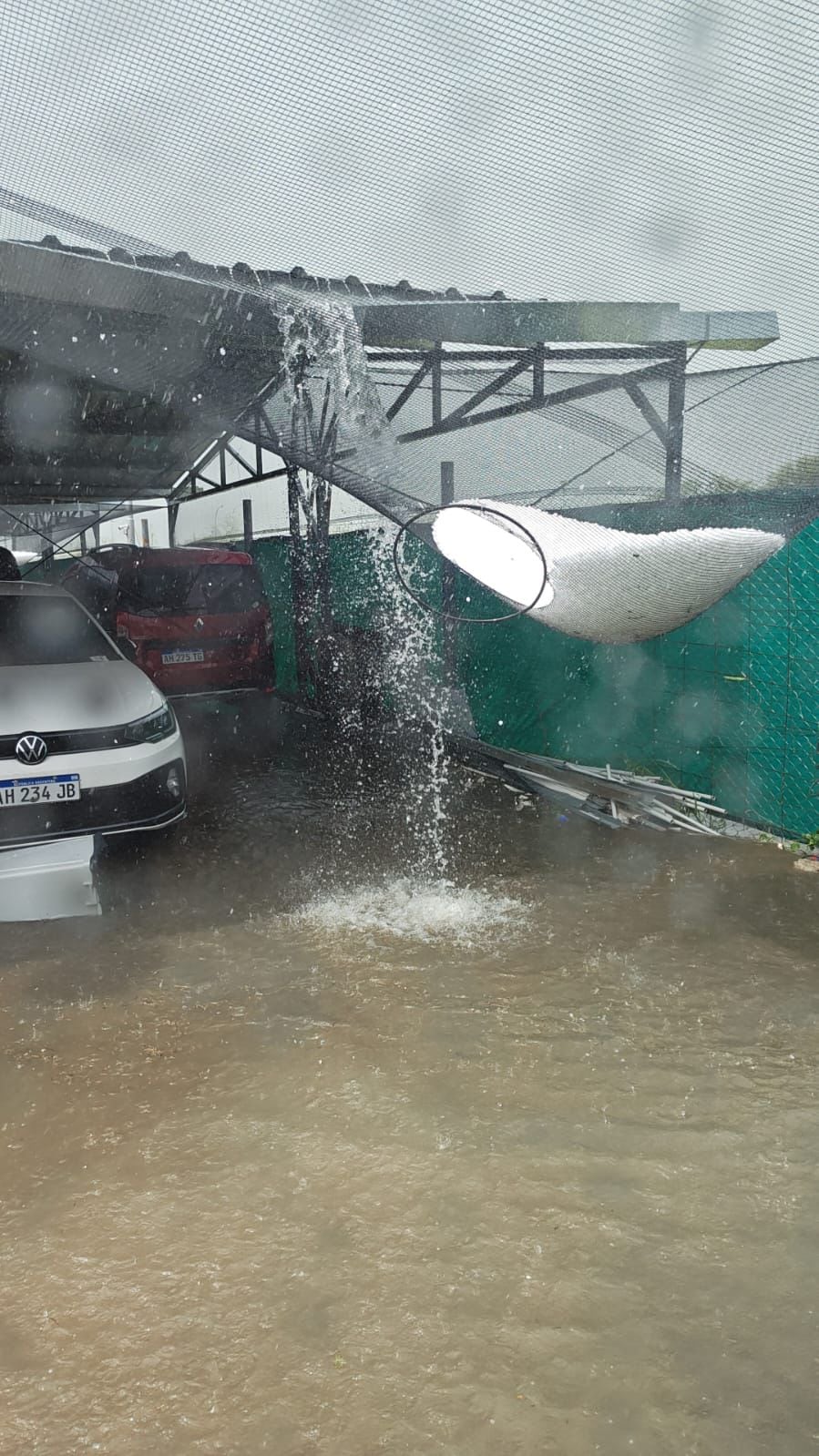 Numerosos automóviles resultaron dañados en el Aeropuerto de Córdoba debido al granizo.  (La Voz)