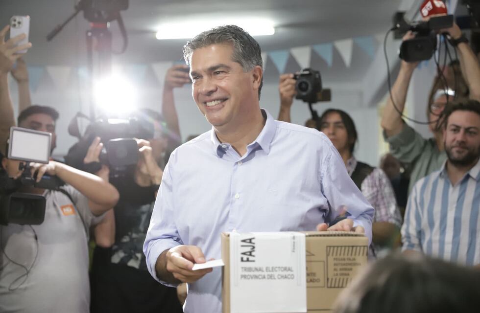 Jorge Capitanich llegó temprano a votar y le pidió a los chaqueños que “vaya a votar, que se exprese”