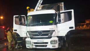 Los bomberos apagaron las llamas este domingo cerca del cruce de Juan Domingo Perón y Lavalle.