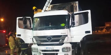Los bomberos apagaron las llamas este domingo cerca del cruce de Juan Domingo Perón y Lavalle.
