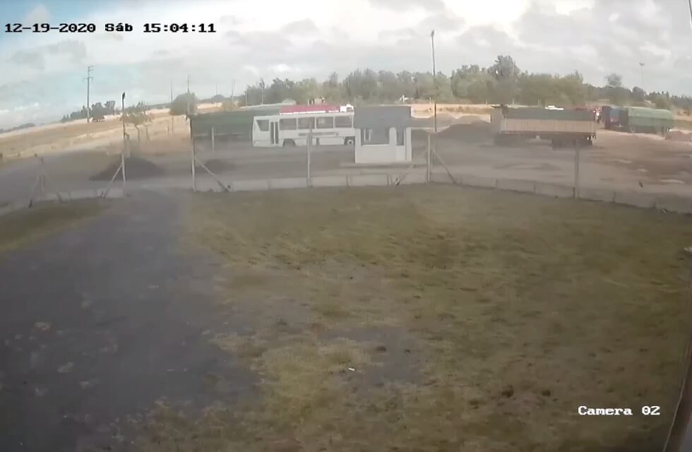 Video impactante: el viento arrastró un acoplado que estaba estacionado en Azul
