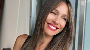 Pampita lució una microbikini bordo y posó de espaldas con Ibiza de fondo.