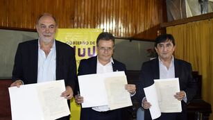 Buljubasich, Bonillo y  Martínez exhiben a los medios el acuerdo firmado en Libertador General San Martín. “Nos preparamos para el desafío de dictar la carrera de Medicina en Jujuy”, aseguró Buljubasich en la ocasión.