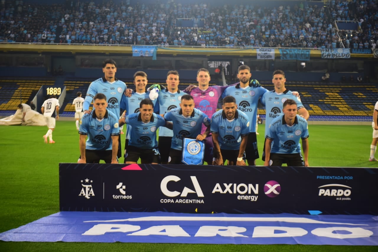 La formación de Belgrano ante Independiente. (José Gabriel Hernández / La Voz).