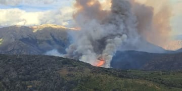 El incendio fue declarado el lunes por la tarde y se encuentra activo en cercanías del río Ternero.
