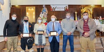 El cura párroco Esteban Pavéz, Luis Ceferino Baigorria, Graciela Morales, Aldo Pagano, el intendente Daniel Orozco y el secretario de Intendencia Fabián Tello. Gentileza MLH
