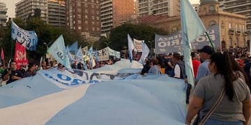 Organizaciones políticas y sociales marcharon contra el proyecto este miércoles.