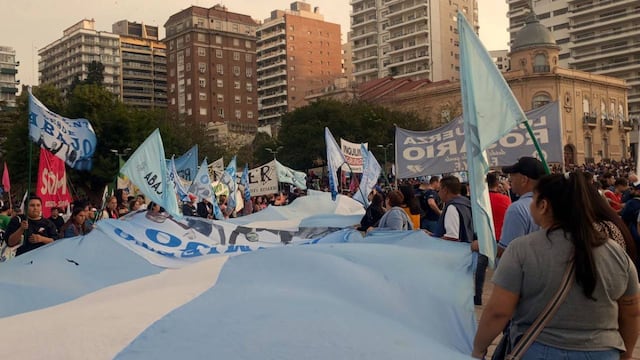 Organizaciones políticas y sociales marcharon contra el proyecto este miércoles.