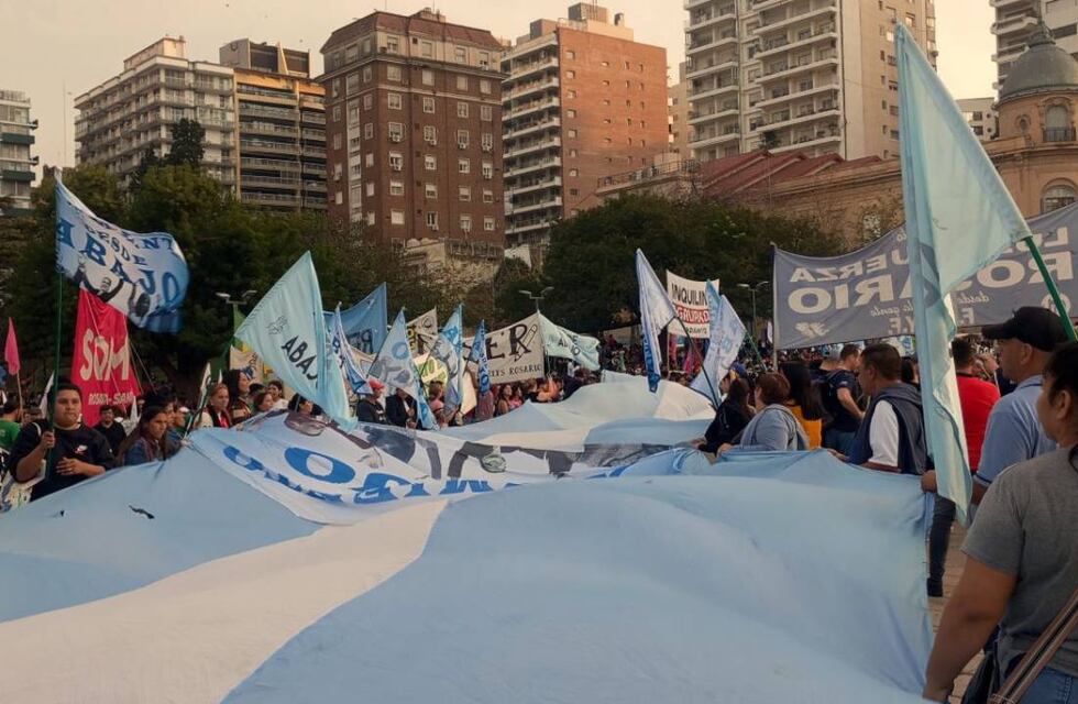 Ley Bases: la Catedral de Rosario amaneció con pintadas sobre Javier Milei