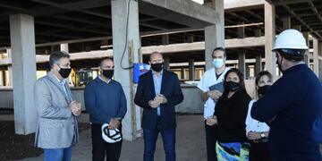Omar Perotti recorrió junto al intendente Luis Castellano y otros funcionarios locales la obra del Nuevo Hospital de Rafaela