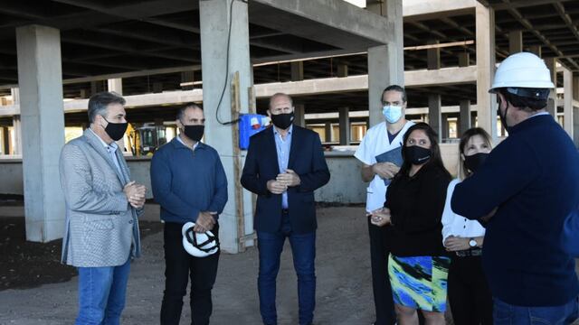 Omar Perotti recorrió junto al intendente Luis Castellano y otros funcionarios locales la obra del Nuevo Hospital de Rafaela