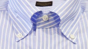 No es decorativo: la verdadera función de los botones que tienen las camisas en el cuello