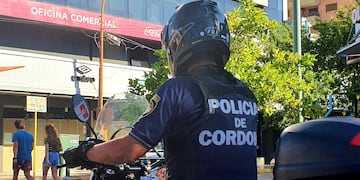 Efectivo policial en pleno centro carlospacense, (Foto: VíaCarlosPaz).