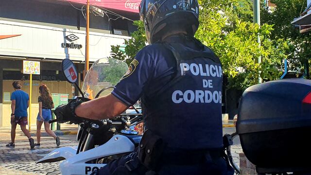 Efectivo policial en pleno centro carlospacense. (Foto: VíaCarlosPaz).