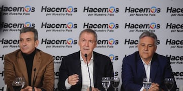 Hacemos por Nuestro País. El candidato a presidente Juan Schiaretti junto a su compañero de fórmula, Florencio Randazzo, y el gobernador electo, Martín Llaryora. (Federico López Claro)