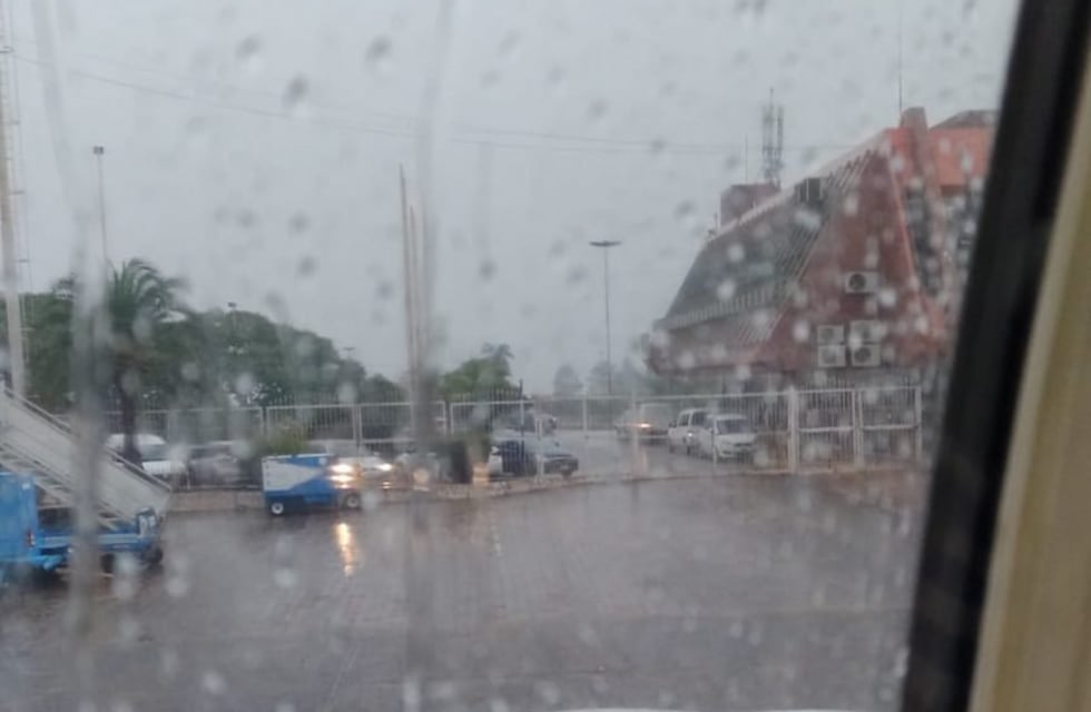 Posadas: por la tormenta, un avión tuvo que realizar dos intentos de aterrizaje