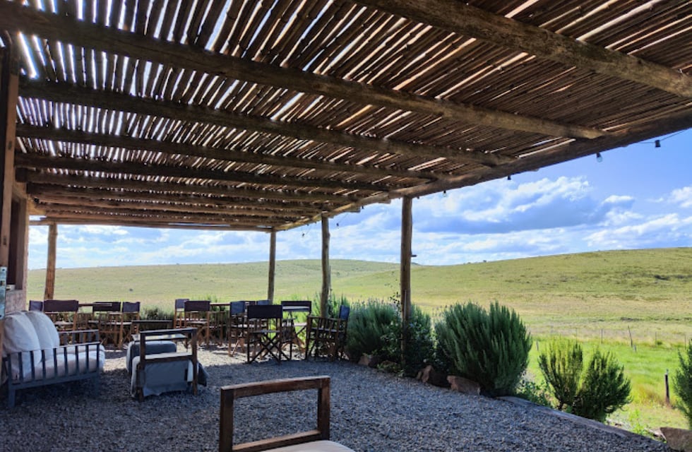 Cómo es el restaurante al pie de la montaña, ideal para contemplar atardeceres en Córdoba