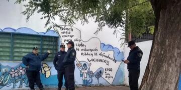 La escuela fue vallada y debió ser custodiada por personal de la Policía bonaerense para evitar mayores incidentes, por lo que se encuentra cerrada para el dictado de clases hasta nuevo aviso.