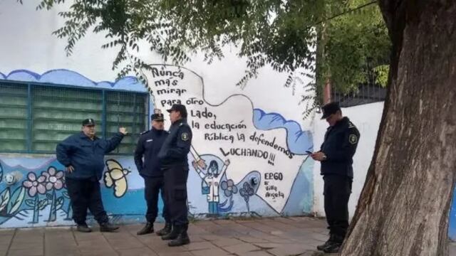 La escuela fue vallada y debió ser custodiada por personal de la Policía bonaerense para evitar mayores incidentes, por lo que se encuentra cerrada para el dictado de clases hasta nuevo aviso.