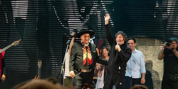 Javier Milei cantó con el Chaqueño Palavecino en Jesús María. (Prensa del Festival).