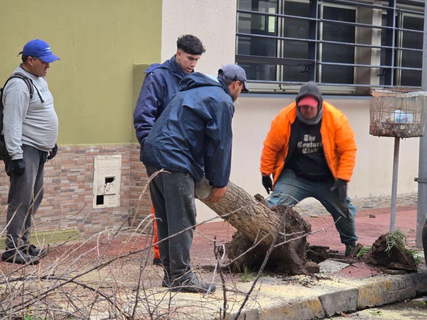 Fuerte temporal de viento y granizo afectó viviendas y diferentes servicios en Arroyito