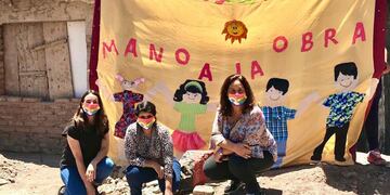 Algunos de los integrantes de "Arquitectos solidarios" frenre al merendero Arcoiris en el barrio La Favorita donde están construyendo el nuevo edificio. Gentileza Los Andes