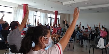 Momento del voto positivo para la moción de un nuevo paro por 48 horas del sindicato APUAP en Jujuy.