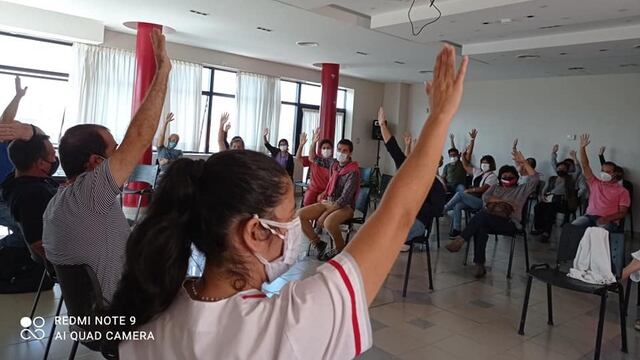Momento del voto positivo para la moción de un nuevo paro por 48 horas del sindicato APUAP en Jujuy.
