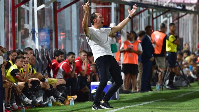 Lucas Bovaglio, el DT de Instituto, que vivió intensamente el duelo ate Huracán, por la Liga Profesional. (Ramiro Pereyra / La Voz)