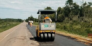 Ejecutan trabajos de mantenimiento sobre la Ruta Provincial N°4 en Bonpland,.
