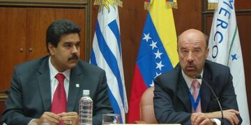 El embajador argentino en Venezuela, Oscar Laborde, junto a Nicolás Maduro.