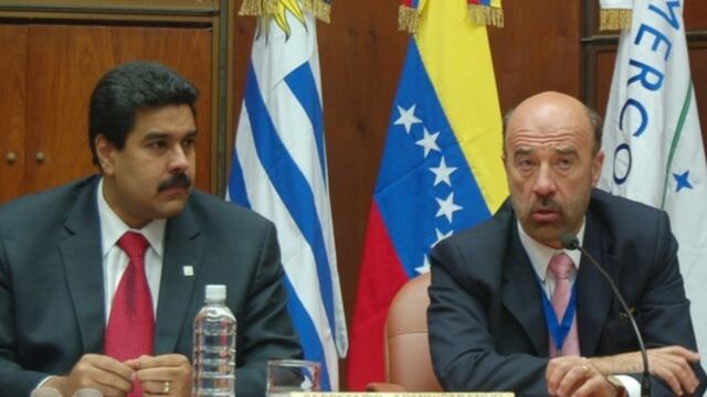 El embajador argentino en Venezuela, Oscar Laborde, junto a Nicolás Maduro.