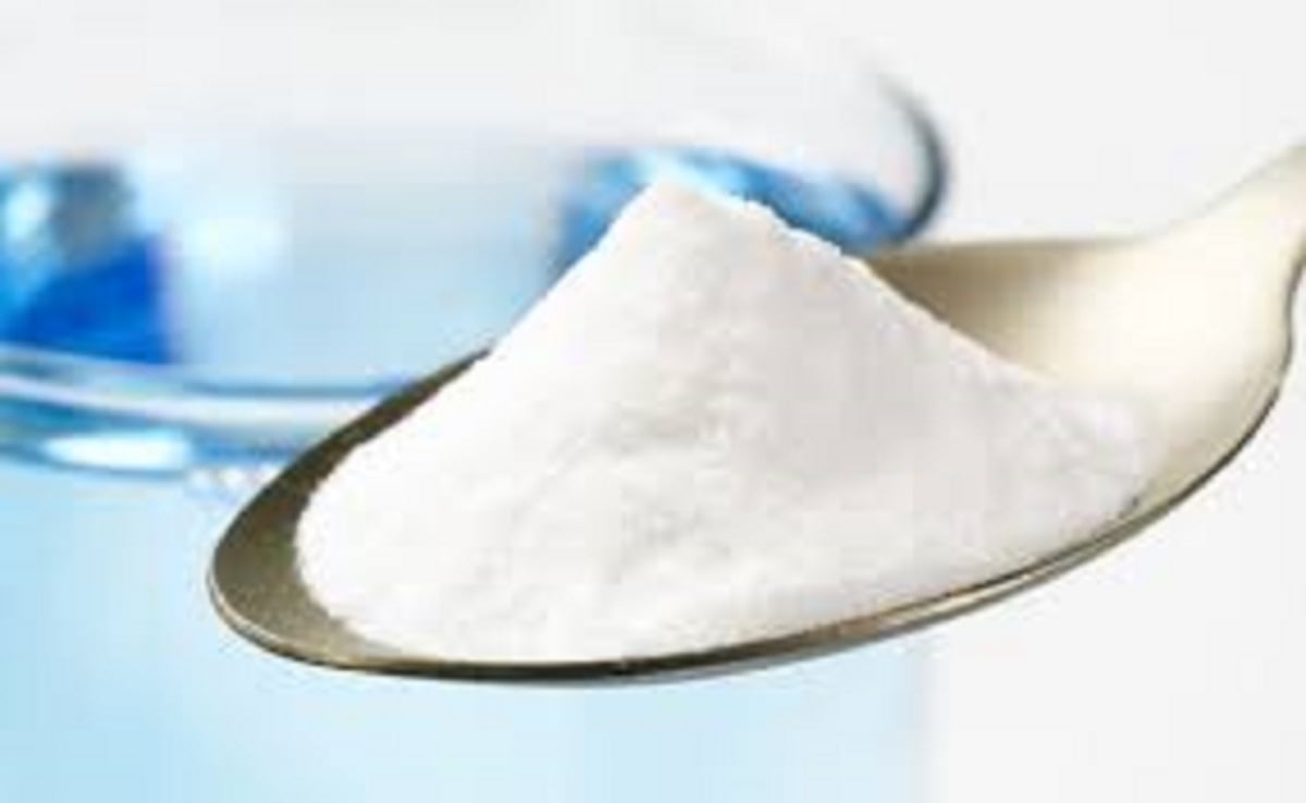 El bicarbonato actúa como desodorizante natural y ayuda a mantener el ambiente fresco durante la noche.