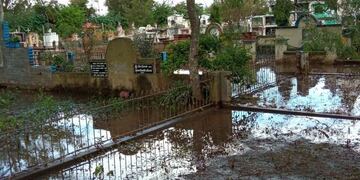 Denuncian el estado de abandono de un cementerio salteño: las tumbas están bajo el agua
