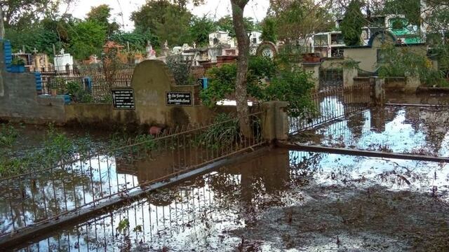 Denuncian el estado de abandono de un cementerio salteño: las tumbas están bajo el agua