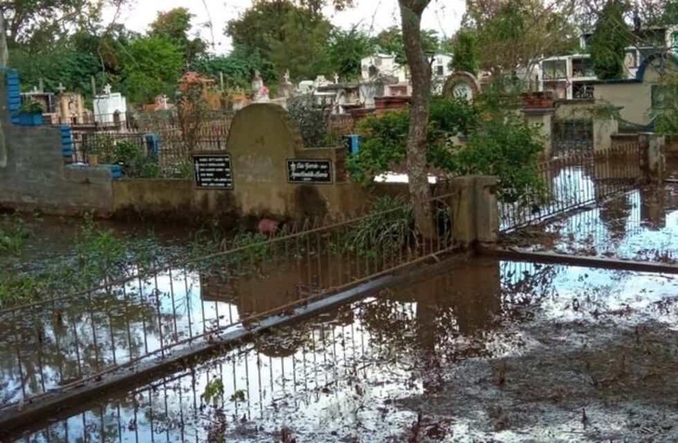 Denuncian el estado de abandono de un cementerio salteño: las tumbas están bajo el agua