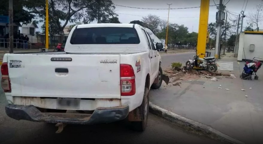 Una camioneta Toyota Hilux atropelló a una salteña que vendía café con su bebé de 7 meses.