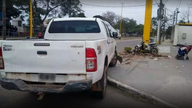 Una camioneta Toyota Hilux atropelló a una salteña que vendía café con su bebé de 7 meses.