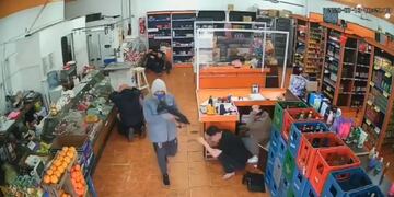 Escondió sus pertenencias entre las heladeras de un supermercado para que no le roben.