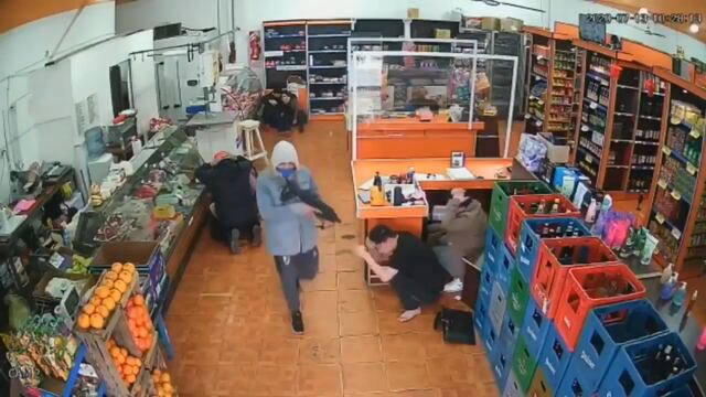 Escondió sus pertenencias entre las heladeras de un supermercado para que no le roben.