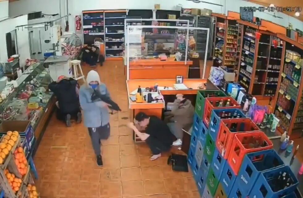 Video: vio entrar a dos ladrones a un supermercado de La Plata y escondió su mochila en una góndola