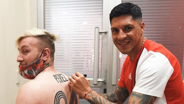 Matías Ribet de Arroyito junto a Enzo Pérez