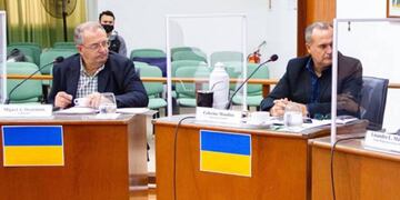 La bandera de Ucrania, en los atriles de la oposición rafaelina