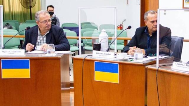 La bandera de Ucrania, en los atriles de la oposición rafaelina