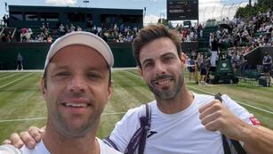 El marplatense Horacio Zeballos y su compañero Marcel Granollers celebran la clasificación a una nueva semifinal de Grand Slam. (Instagram @horaciozeballos)