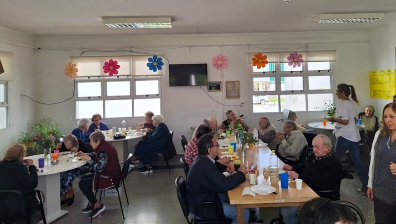 Almuerzo del Día de la Primavera en la Residencia Municipal de Larga Estadía