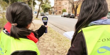 Estudiantes universitarias realizan las mediciones de velocidad en Córdoba como parte del estudio observacional de la Universidad Johns Hopkins, Conicet y la Universidad Nacional de Mar del Plata, en el marco de la Iniciativa Bloomberg.
