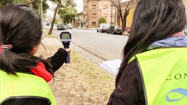 Estudiantes universitarias realizan las mediciones de velocidad en Córdoba como parte del estudio observacional de la Universidad Johns Hopkins, Conicet y la Universidad Nacional de Mar del Plata, en el marco de la Iniciativa Bloomberg.