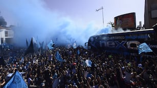 Banderazo de Belgrano en el Hotel Quinto Centenario previo al clásico con Talleres